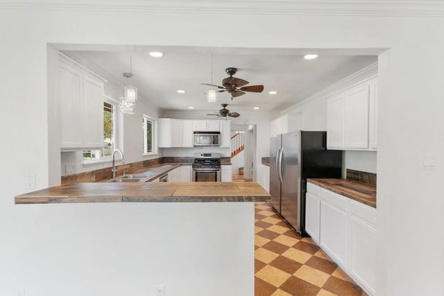 1006 W Benjamin Holt Dr, Stockton, CA 95207