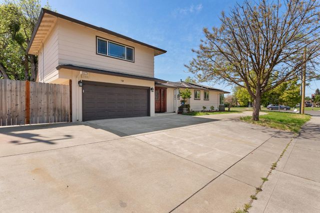 1006 W Benjamin Holt Dr, Stockton, CA 95207