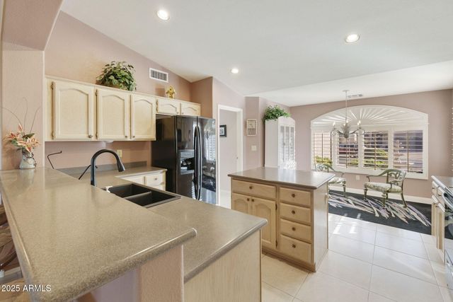 5752 S AMBERWOOD Drive, Chandler, AZ 85248