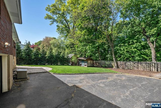 31 Stonefield Road, Glen Rock, NJ 07452