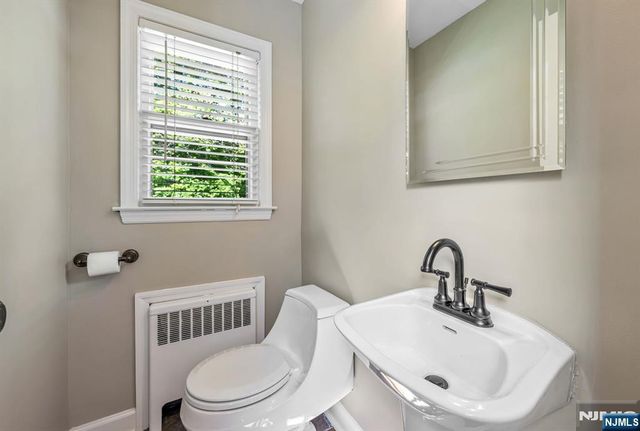 31 Stonefield Road, Glen Rock, NJ 07452