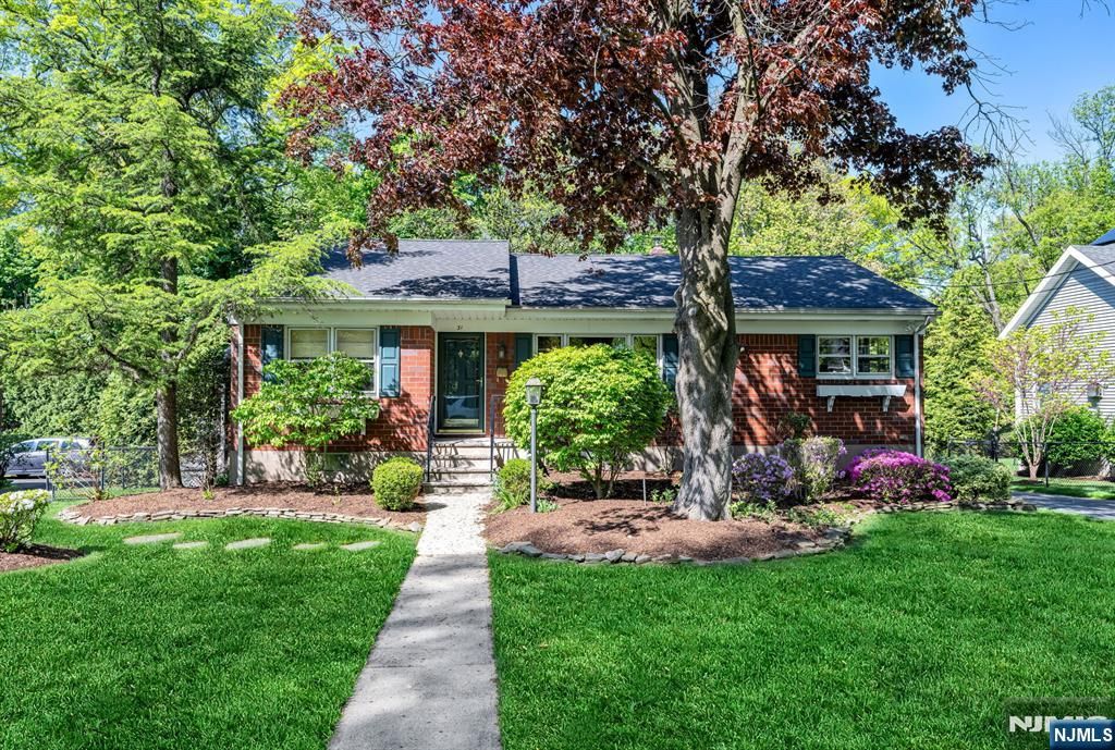 31 Stonefield Road, Glen Rock, NJ 07452