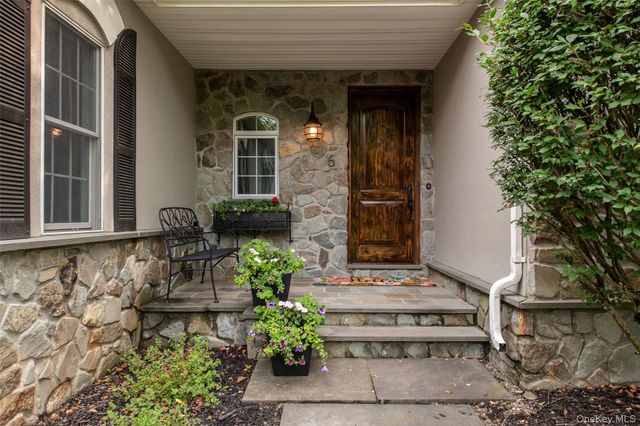 6 Stanford Court, Rhinebeck, NY 12572