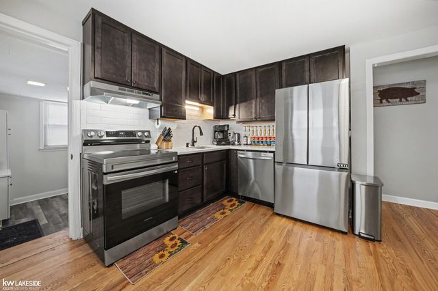 8205 State Park, Center Line, MI 48015