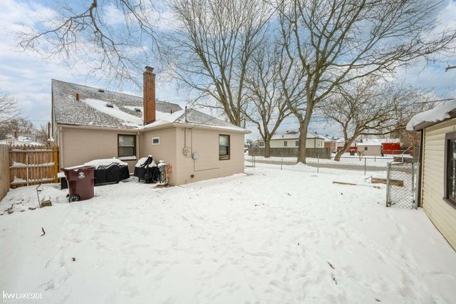 8205 State Park, Center Line, MI 48015