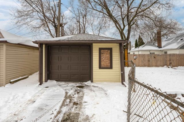 8205 State Park, Center Line, MI 48015