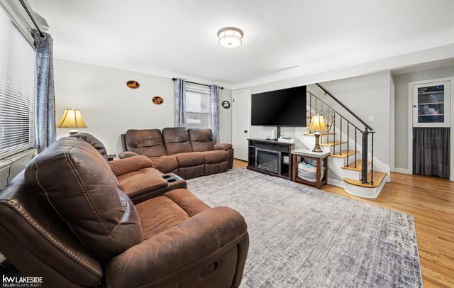 8205 State Park, Center Line, MI 48015