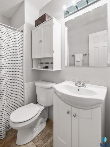 5704 W Walden Dr Drive, Sioux Falls, SD 57106