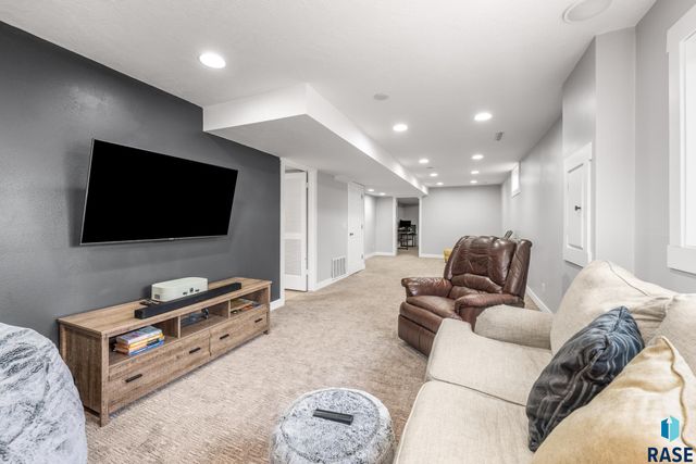 5704 W Walden Dr Drive, Sioux Falls, SD 57106