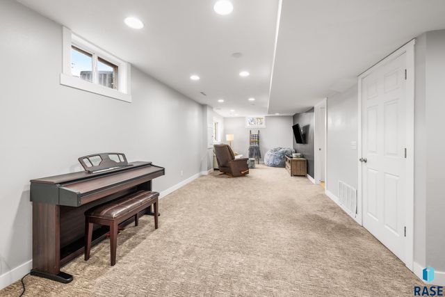 5704 W Walden Dr Drive, Sioux Falls, SD 57106