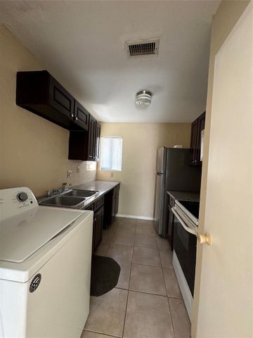 8405 Wilcrest Drive 2010, Houston, TX 77072