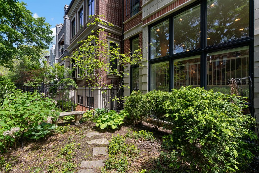 Image 2 of property listing at 2043 N Bissell Street 1, Chicago, IL 60614