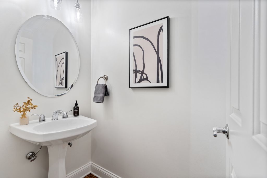 Image 11 of property listing at 2043 N Bissell Street 1, Chicago, IL 60614