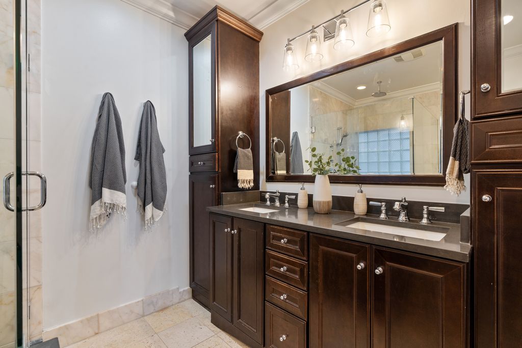 Image 15 of property listing at 2043 N Bissell Street 1, Chicago, IL 60614