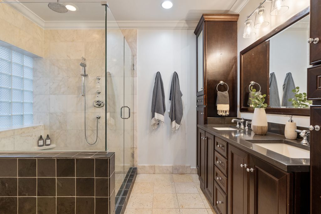 Image 16 of property listing at 2043 N Bissell Street 1, Chicago, IL 60614