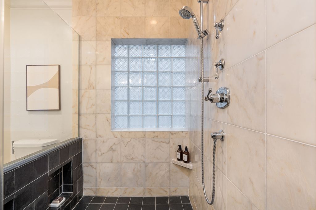 Image 17 of property listing at 2043 N Bissell Street 1, Chicago, IL 60614