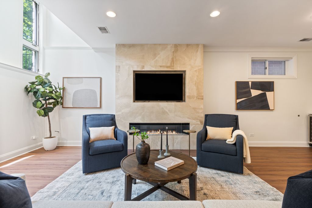 Image 20 of property listing at 2043 N Bissell Street 1, Chicago, IL 60614