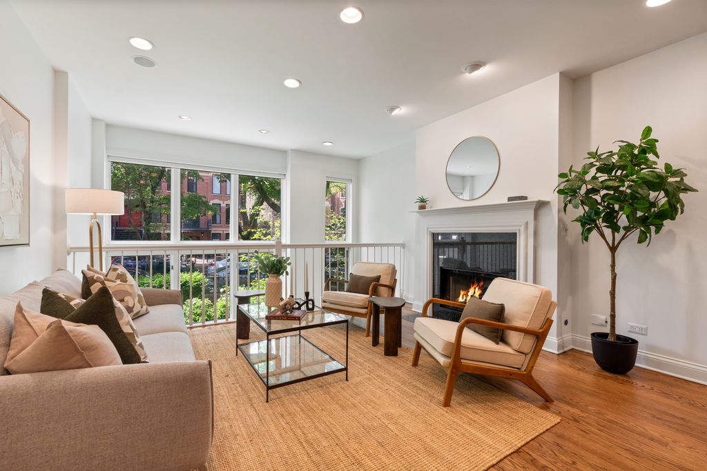 Image 3 of property listing at 2043 N Bissell Street 1, Chicago, IL 60614