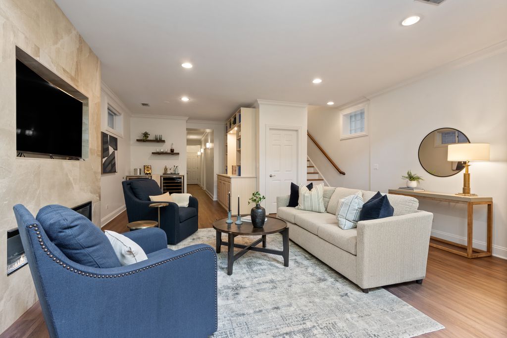 Image 21 of property listing at 2043 N Bissell Street 1, Chicago, IL 60614