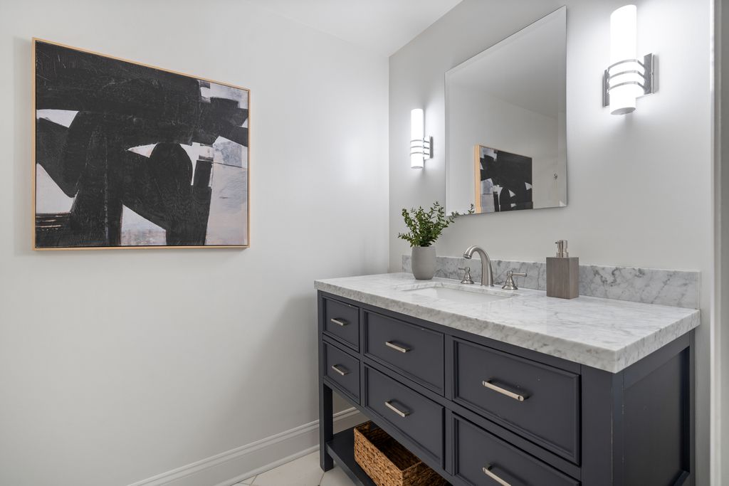 Image 25 of property listing at 2043 N Bissell Street 1, Chicago, IL 60614