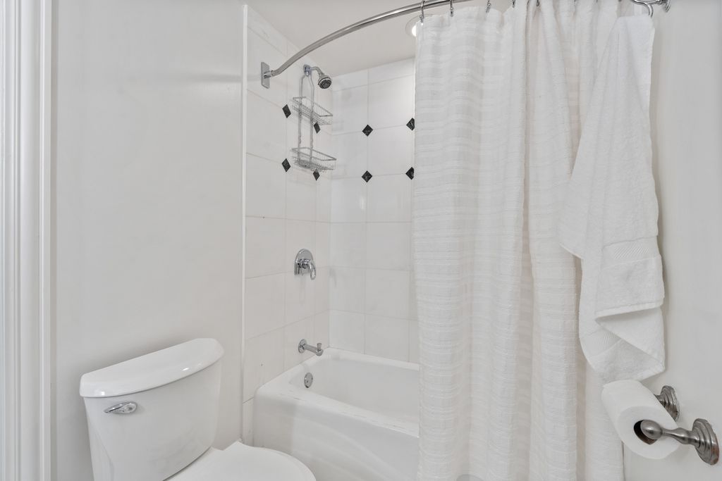 Image 26 of property listing at 2043 N Bissell Street 1, Chicago, IL 60614