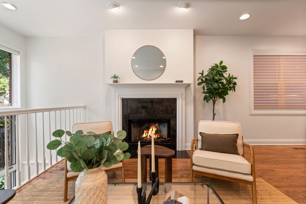 Image 4 of property listing at 2043 N Bissell Street 1, Chicago, IL 60614