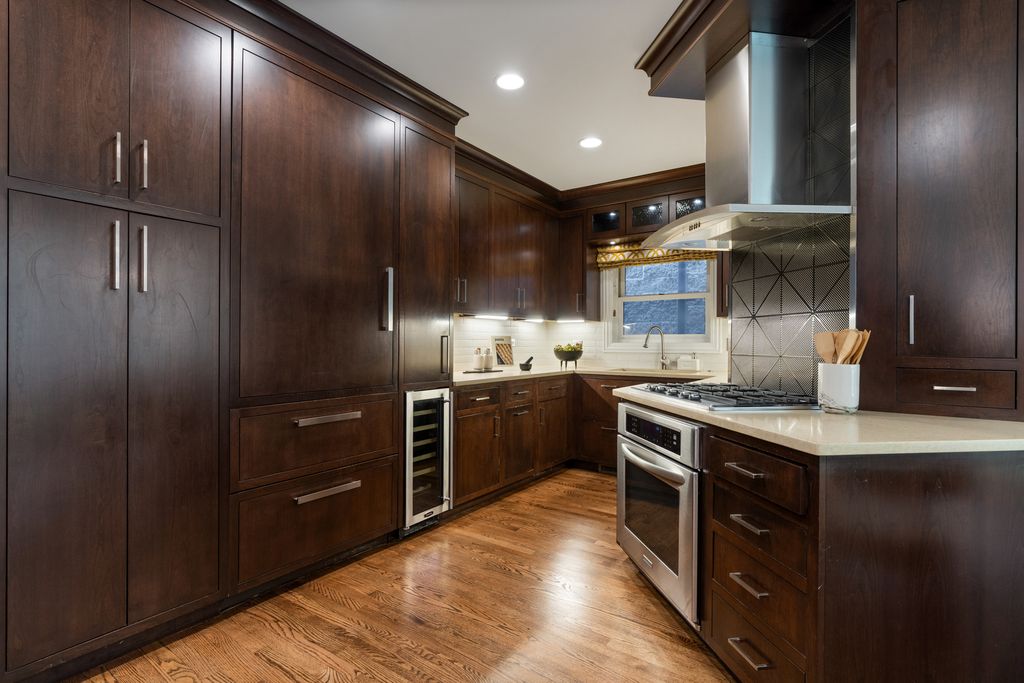 Image 8 of property listing at 2043 N Bissell Street 1, Chicago, IL 60614