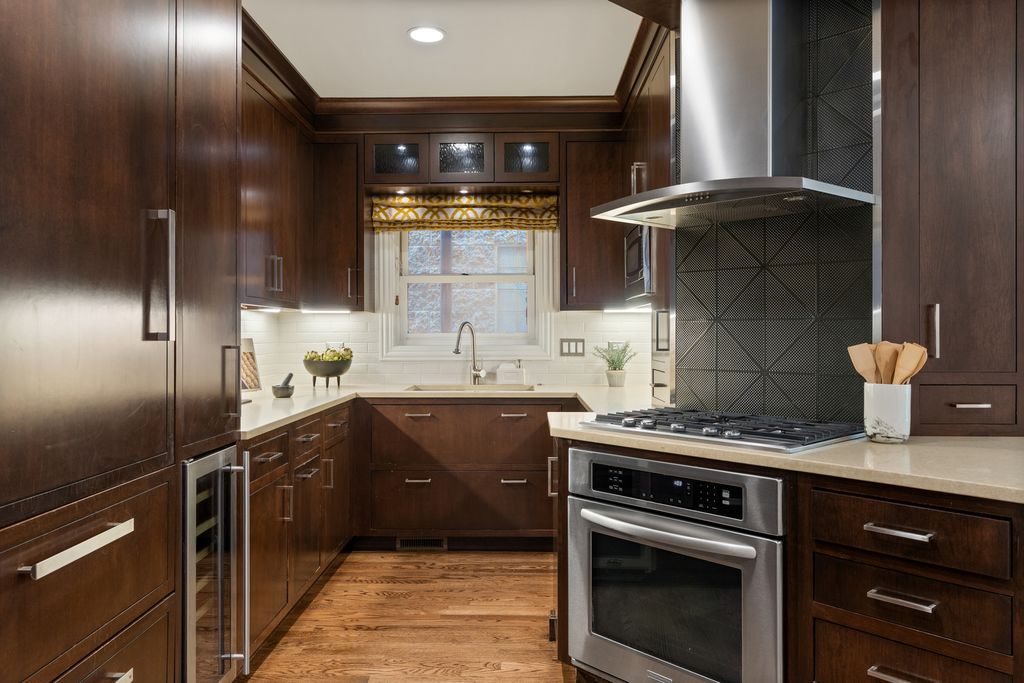 Image 9 of property listing at 2043 N Bissell Street 1, Chicago, IL 60614