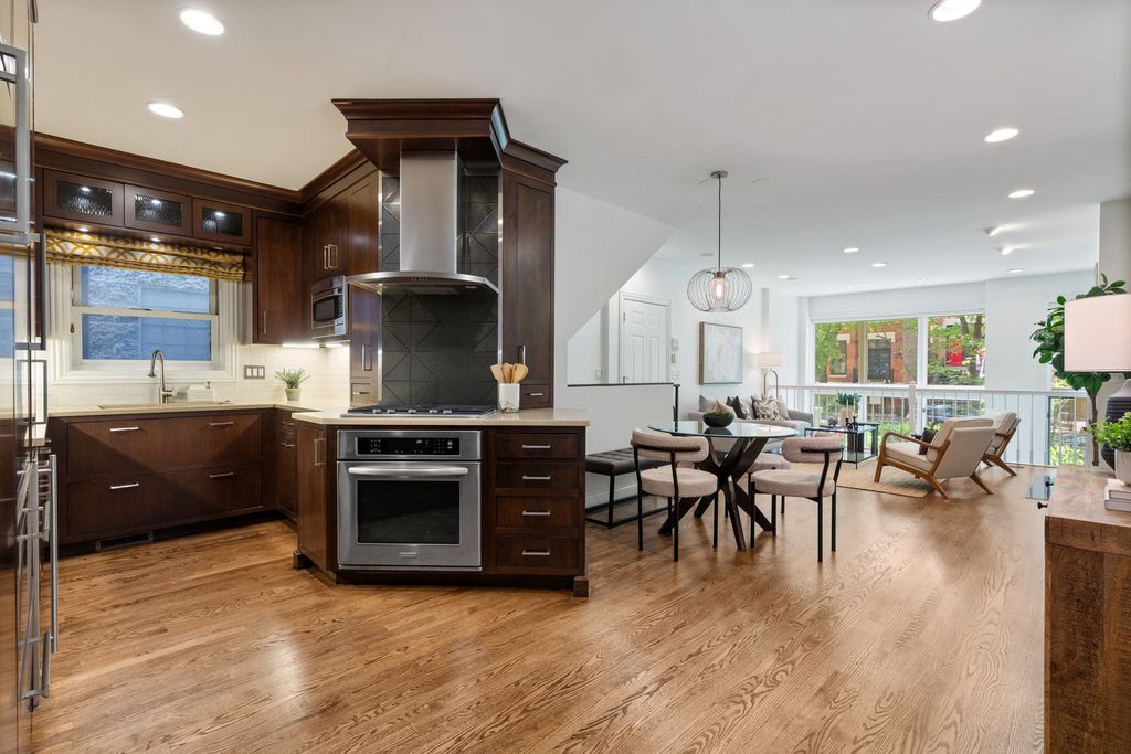 Image 10 of property listing at 2043 N Bissell Street 1, Chicago, IL 60614