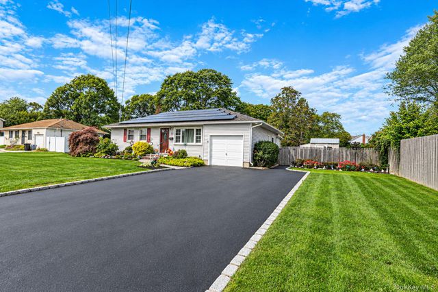 3 Gale Road, Oakdale, NY 11769