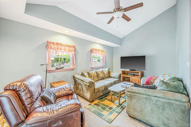3 Gale Road, Oakdale, NY 11769