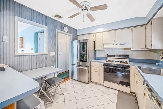 3 Gale Road, Oakdale, NY 11769
