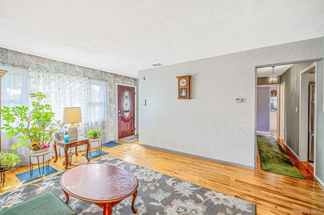 3 Gale Road, Oakdale, NY 11769
