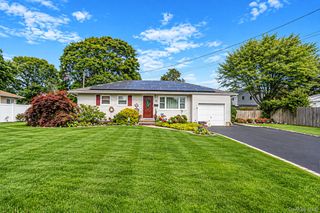 3 Gale Road, Oakdale, NY 11769