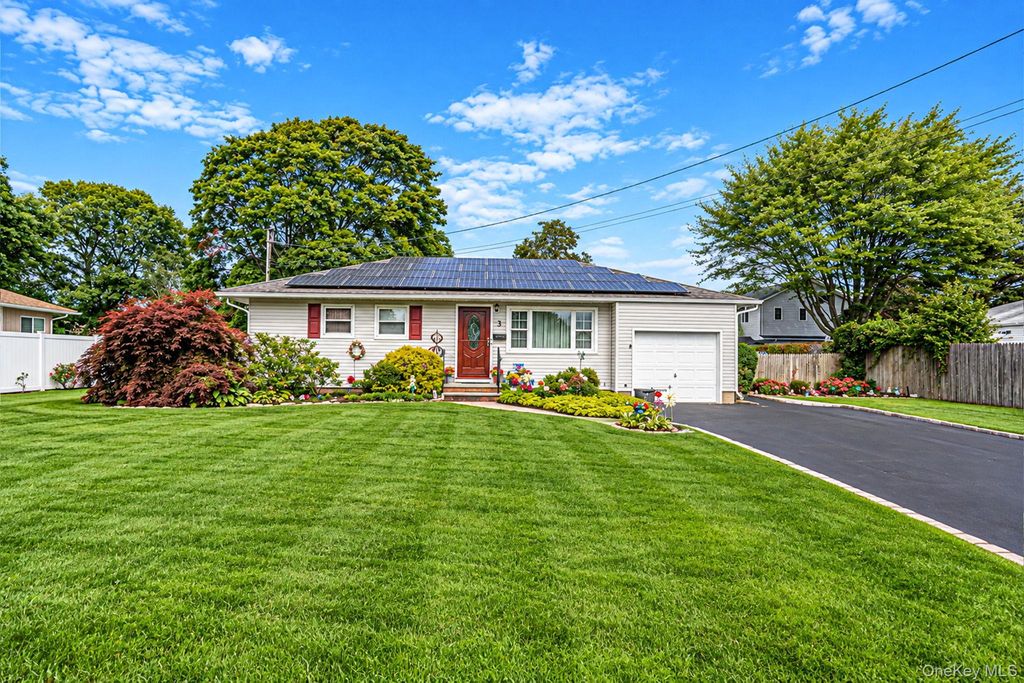 3 Gale Road, Oakdale, NY 11769
