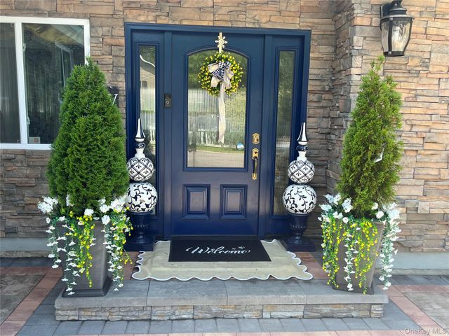 703 Lincoln Avenue, Sayville, NY 11782