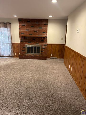 3006 SE Downing DR, Topeka, KS 66605