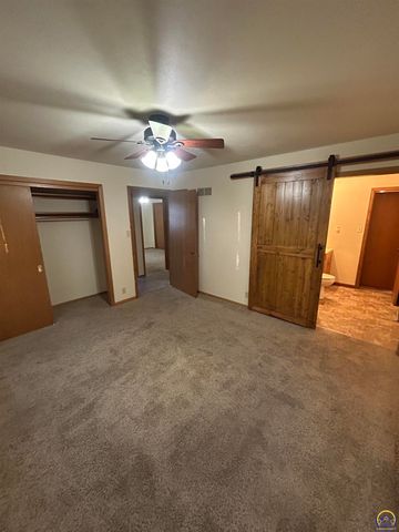 3006 SE Downing DR, Topeka, KS 66605