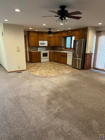 3006 SE Downing DR, Topeka, KS 66605