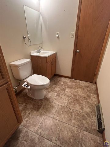 3006 SE Downing DR, Topeka, KS 66605