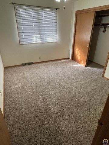 3006 SE Downing DR, Topeka, KS 66605