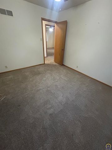 3006 SE Downing DR, Topeka, KS 66605