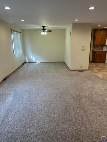 3006 SE Downing DR, Topeka, KS 66605