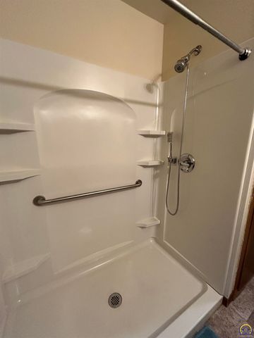 3006 SE Downing DR, Topeka, KS 66605