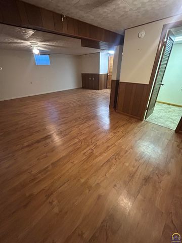 3006 SE Downing DR, Topeka, KS 66605