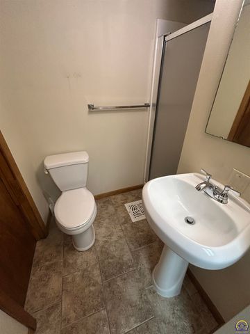 3006 SE Downing DR, Topeka, KS 66605