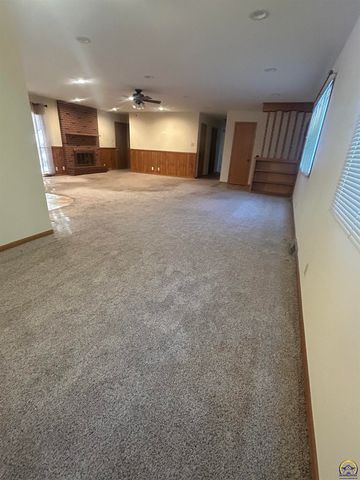 3006 SE Downing DR, Topeka, KS 66605