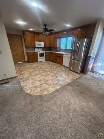 3006 SE Downing DR, Topeka, KS 66605