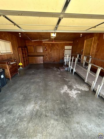 3006 SE Downing DR, Topeka, KS 66605