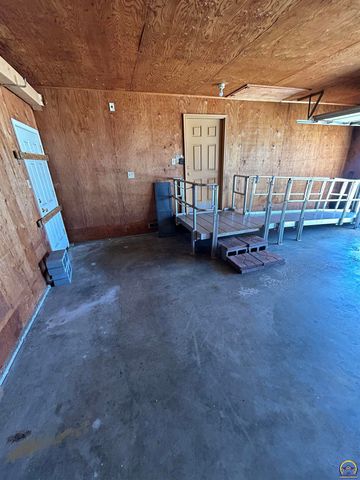 3006 SE Downing DR, Topeka, KS 66605